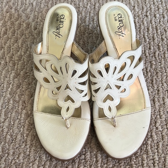 Eurosoft Sofft 7.5 patent leather eggshell white comfort sandal heels. - Picture 3 of 3